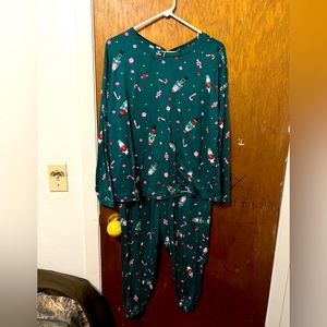 Women’s Long Sleeve and Pants Christmas Pajamas Size M (8-10)